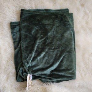 Nordstrom Soft Throw Blanket 49" X 79" Green